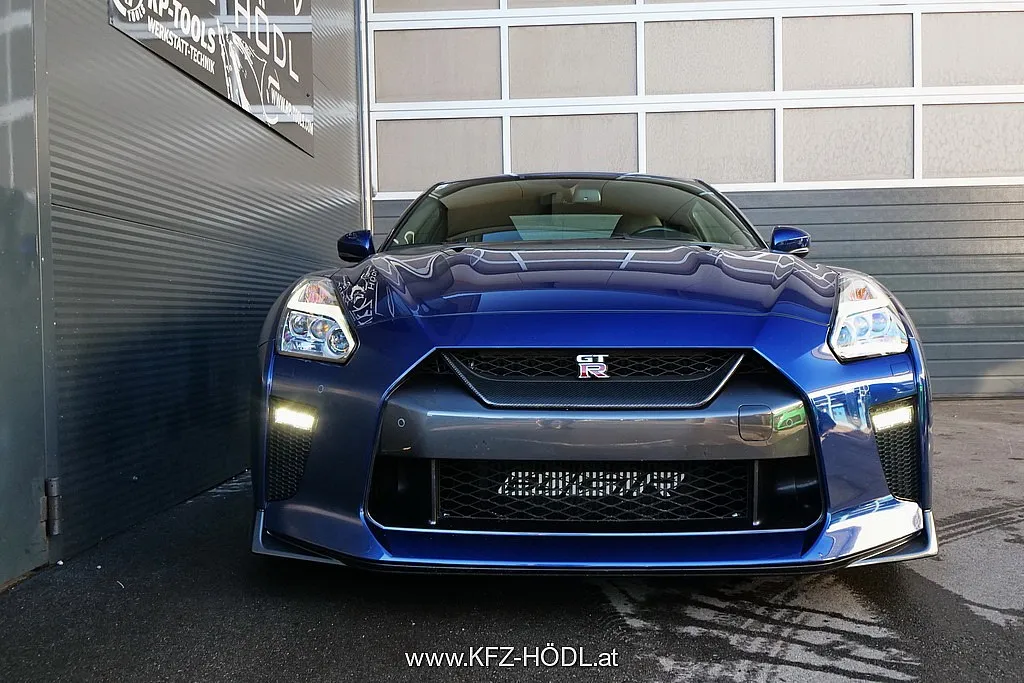 Nissan GT-R Image 2