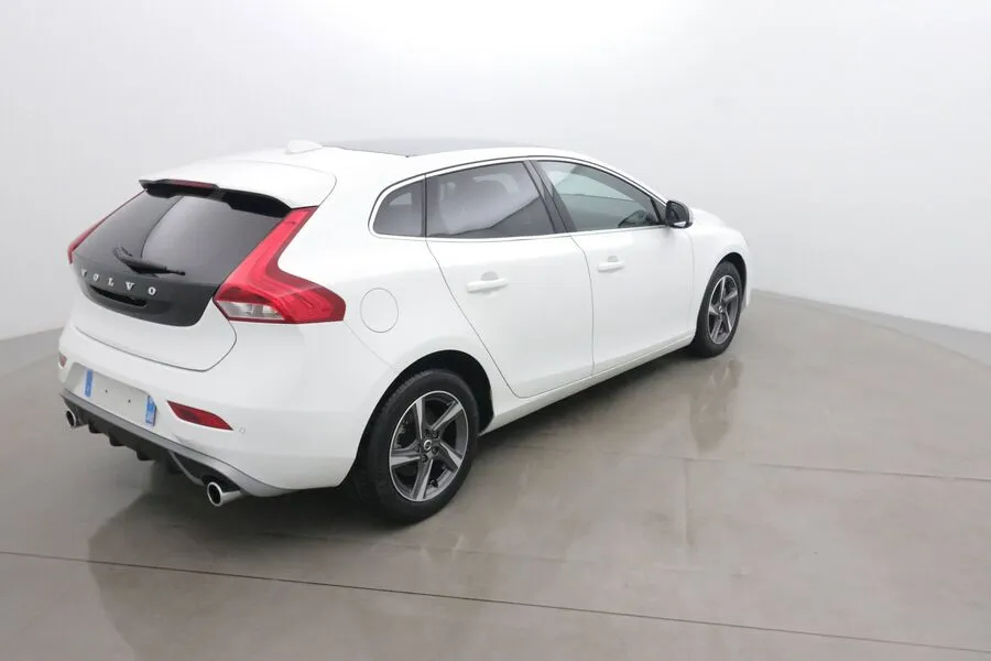 Volvo V40 2.0 D3 150 R-DESIGN GEARTRONIC 6 Image 4